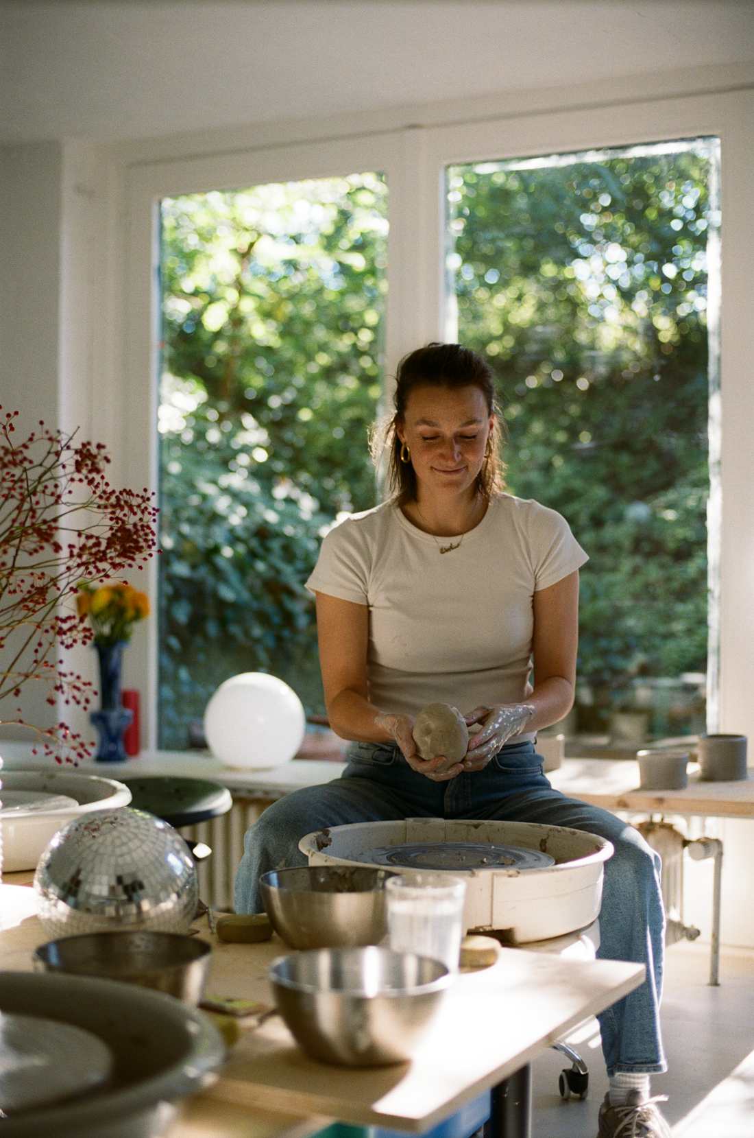 Florrie an der Töpferscheibe im studio mü